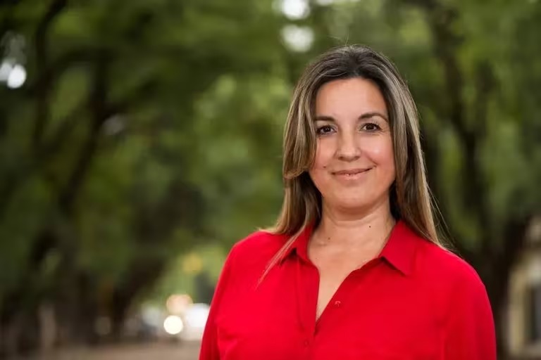 Intendenta estuvo ausente en el acto del 25 por “enfermedad”, pero estaba en el Caribe