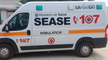 Una joven y su hijo de 3 años a bordo de una moto chocaron la parte trasera de un auto en el barrio Campo Contreras