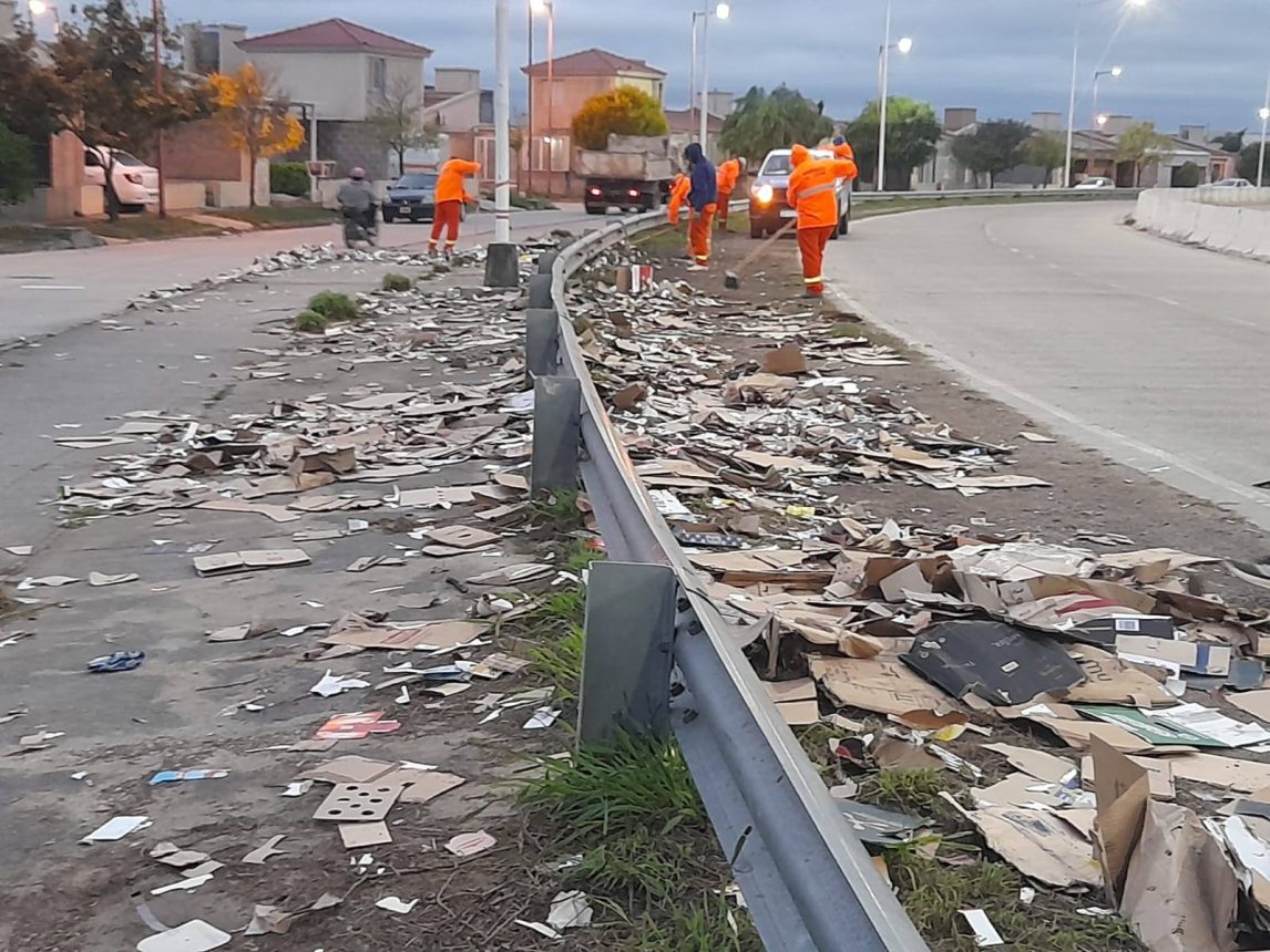 La avenida Núñez del Prado estuvo tapada en cartones que cayeron de un camión