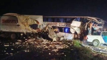 Al menos cuatro muertos en un violento choque entre camión y colectivo