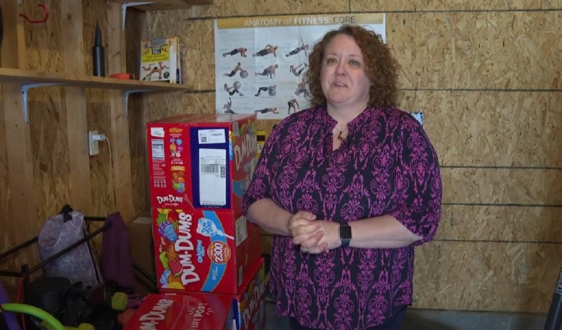 Un niño de 8 años usó la tarjeta de su mamá, pidió 70 mil chupetines y se los llevaron
