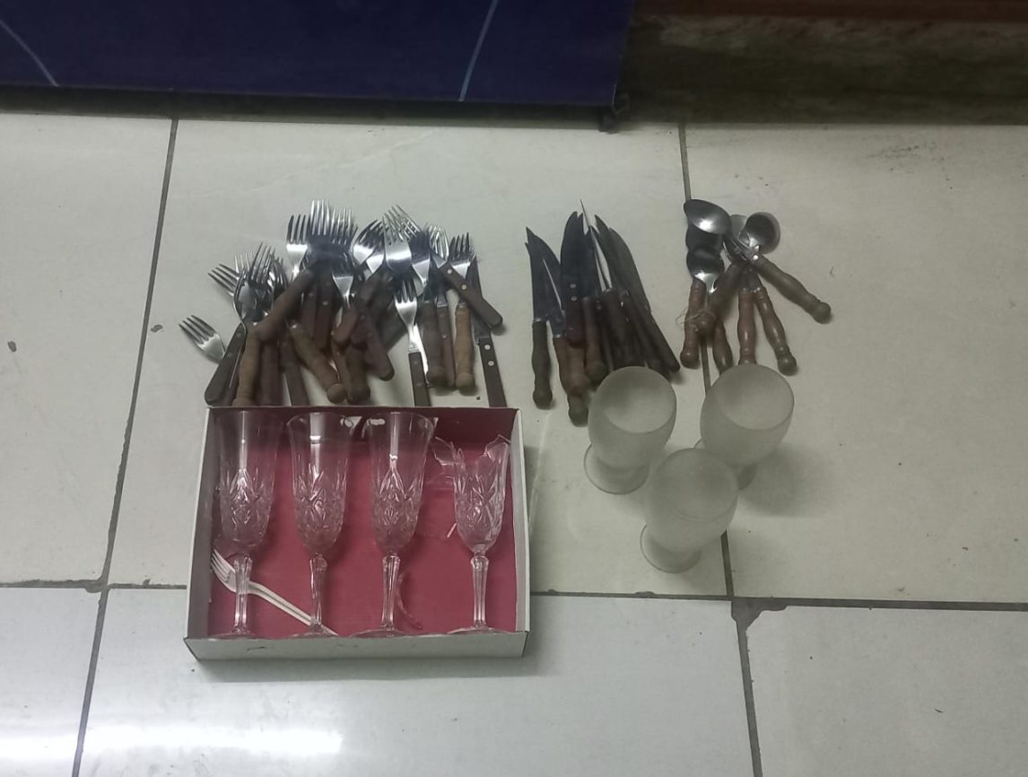 Atrapan a un ladrón que se robó cubiertos, vasos y copas desde una vivienda