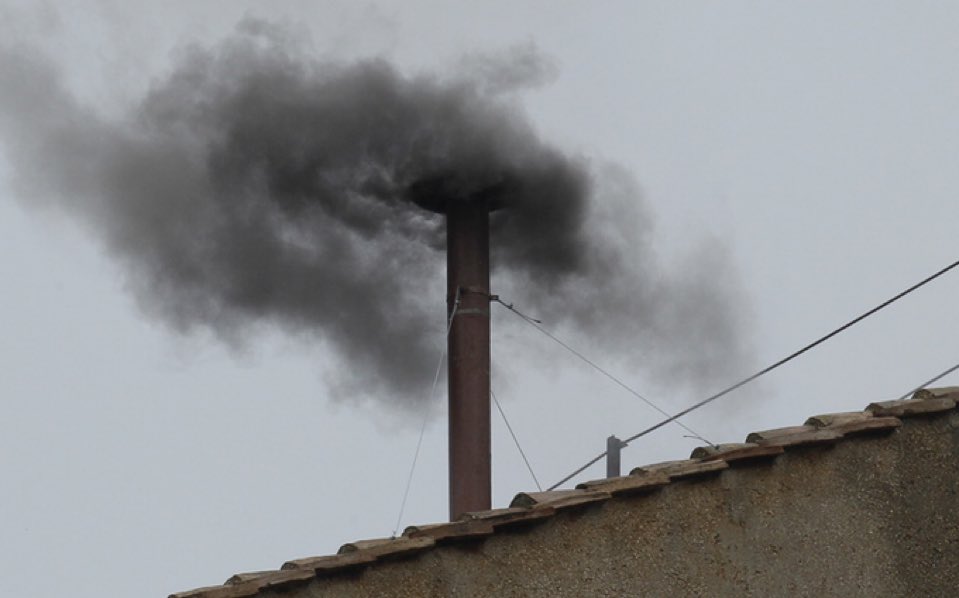 Humo negro: Todavía no hay acuerdo sobre quién será el nuevo papa