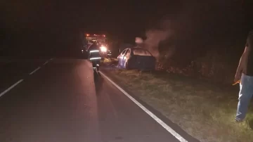 Una pareja escapó a tiempo de su auto que se incendió por completo