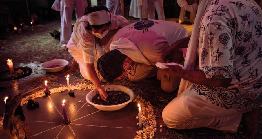 En un ritual de umbanda, el pai le clavó una botella de vidrio rota en el cuello a uno de los participantes