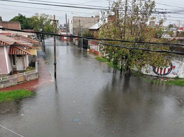 Llueve sin parar: vecinos evacuados, calles anegadas y cortes de luz en el AMBA