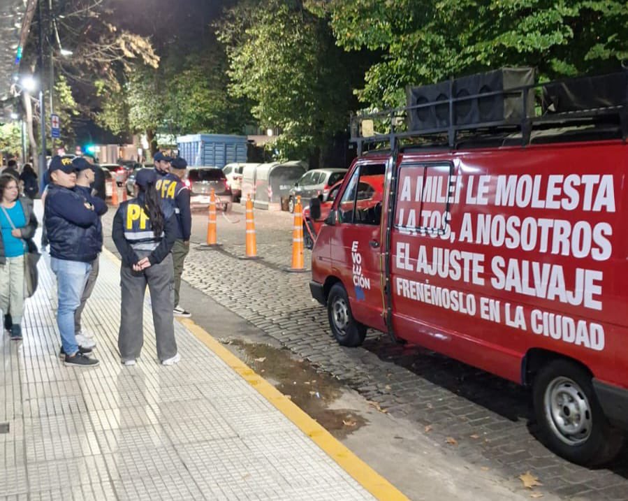 Llevaron altoparlantes con el sonido de toses al acto de Milei y Adorni y los detuvieron