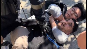 Video: turista chino reduce a un ladrón con una “llave de la muerte” en Barcelona