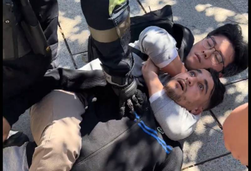 Video: turista chino reduce a un ladrón con una “llave de la muerte” en Barcelona