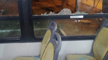 Atacaron a piedrazos a un colectivo de la línea 17 en el barrio 25 de Mayo