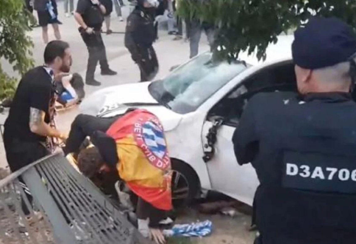 IMÁGENES SENSIBLES | En la previa de Espanyol – Barcelona una mujer arrolló a cientos de hinchas
