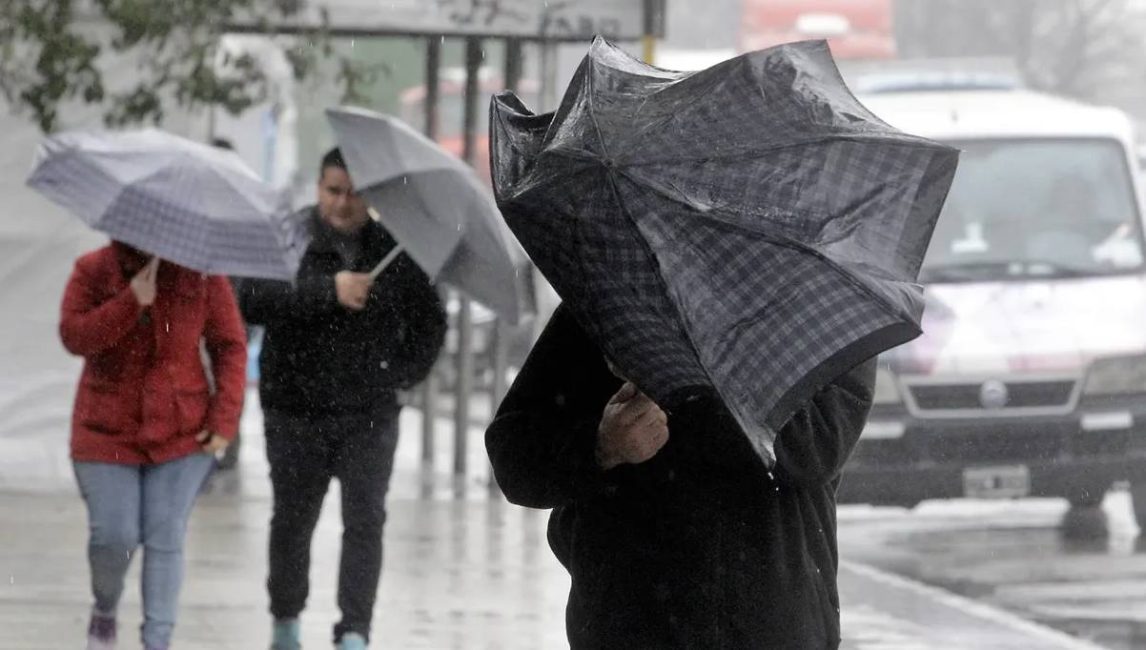 Sábado lluvioso en Santiago, pero no se detienen los festejos
