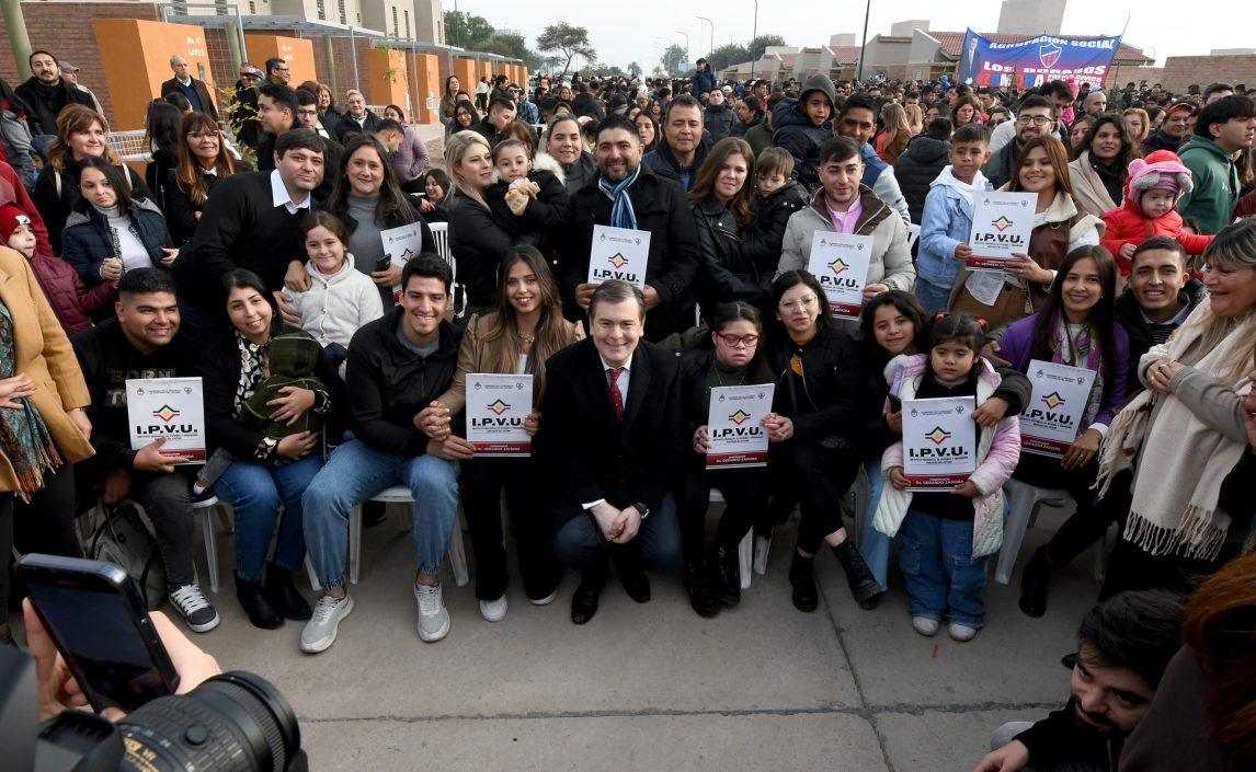 Zamora entregó 704 viviendas en el B° Parque del Río III y ratificó que se reactivarán obras públicas