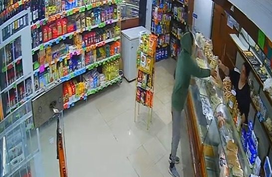 VIDEO | El gesto de la empleada de una despensa con el delincuente al que encontró robando