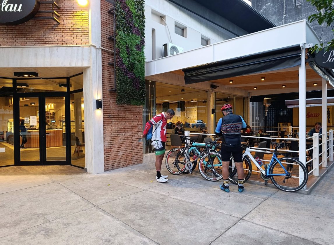Ciclistas denuncian discriminación en una conocida panadería de Santiago del Estero
