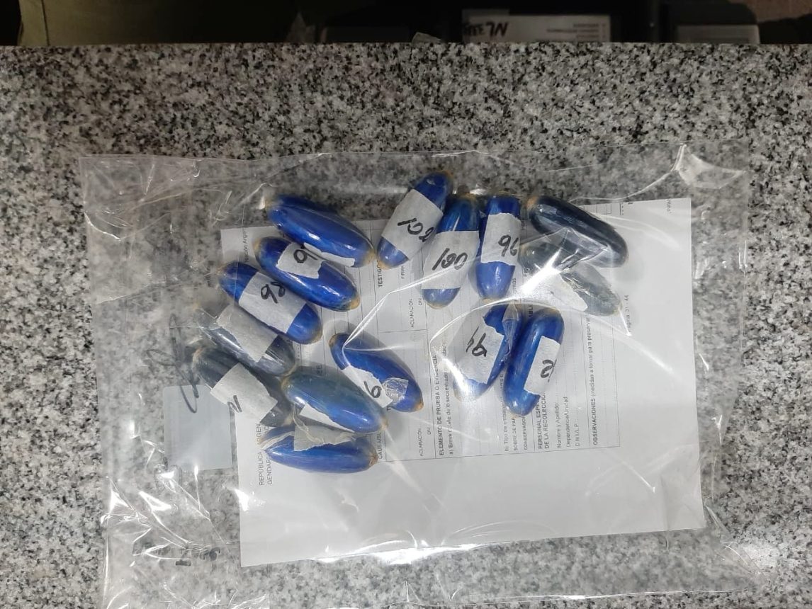 Una pasajera transportaba cocaína en cápsulas y dijo haber ingerido más