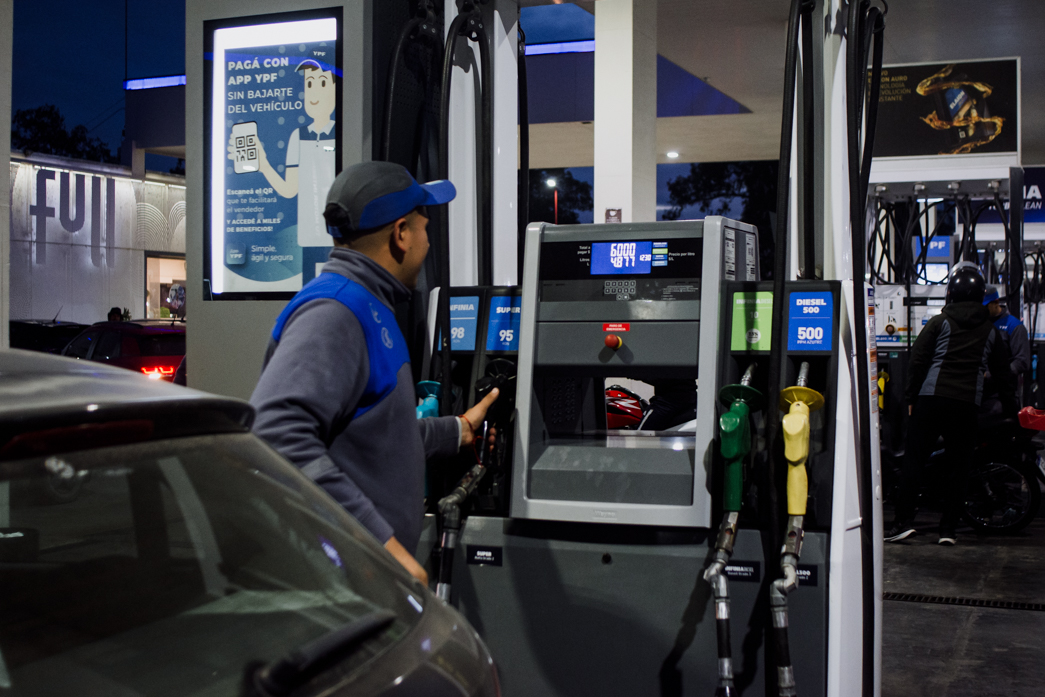 Las ventas de combustibles cayeron hasta un 18% en Santiago y alertan por menor consumo: “La gente usa menos el auto”