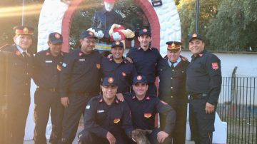 Bomberos voluntarios de La Banda conmemoraron su día con izamiento y desfile