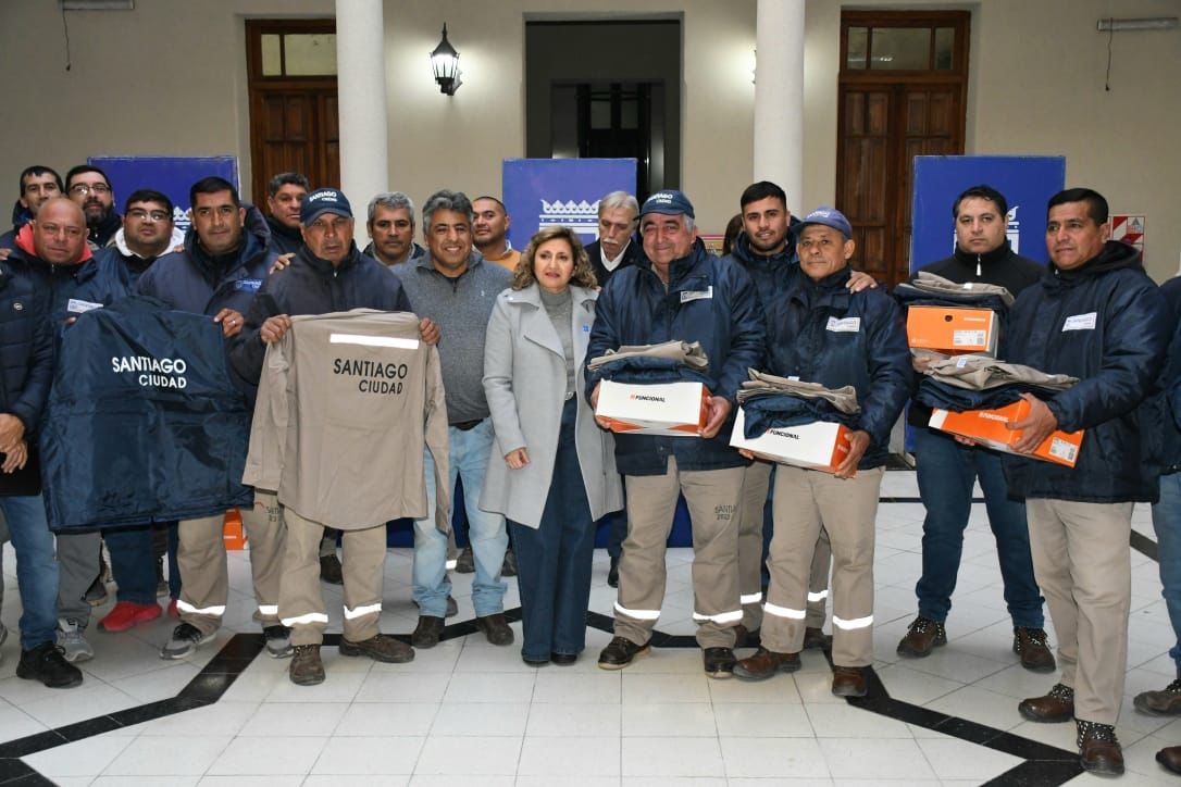 La intendente Fuentes entregó más de 160 uniformes de trabajo al personal  de la Dirección de Electricidad