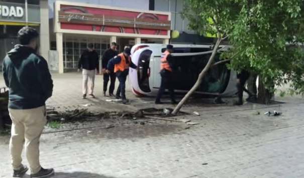 Oficial: los conductores que dañen bienes públicos en accidentes, deberán pagar para reponerlos