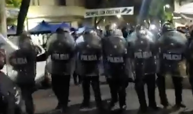 En plena madrugada, desalojaron a militantes que acampaban frente al departamento de Cristina Kirchner