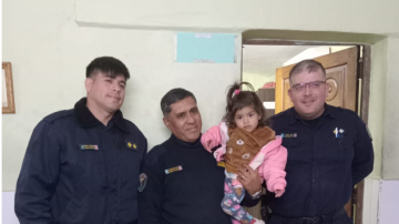 Policías salvaron a una nena que se ahogaba con un trozo de manzana