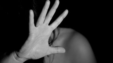 Sus hijos menores de edad la auxiliaron en medio de una paliza de su ex