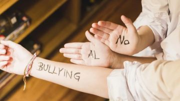 Cinco compañeras agredieron y amenazaron a una estudiante a la salida de un colegio bandeño
