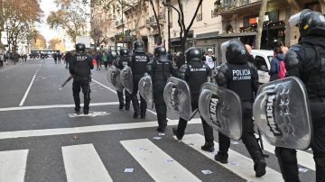 Por unos minutos, manifestantes acorralaron a la policía cerca del Congreso