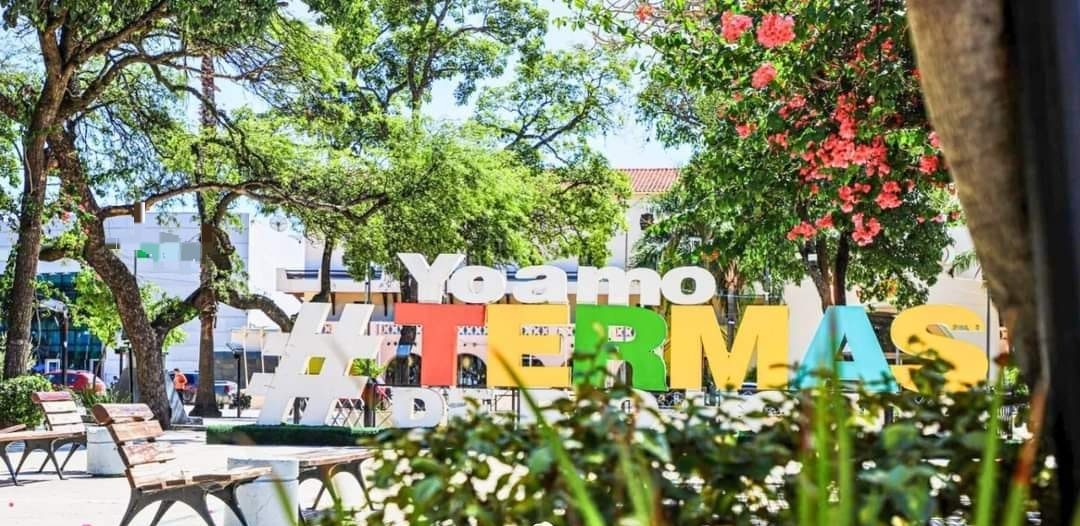 Una joven se tiró en la Avenida y amenazó con no levantarse hasta que su madre “le compre un celular”