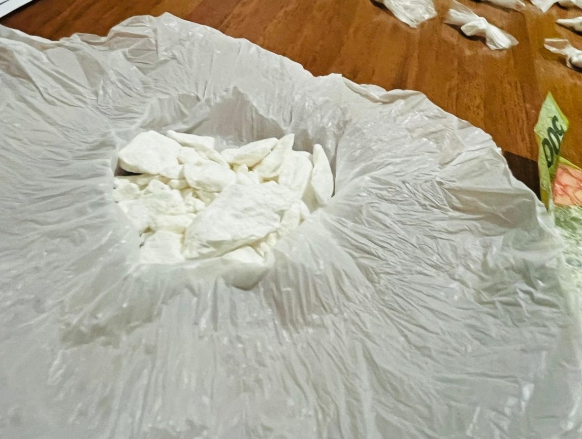 Escondió “sustancias blancas” en el pan para entregarle a su hermano en prisión