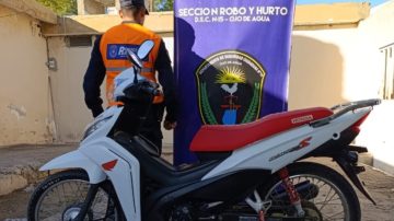 Una pareja de Ojo de Agua circulaba en una moto que fue robada en Córdoba