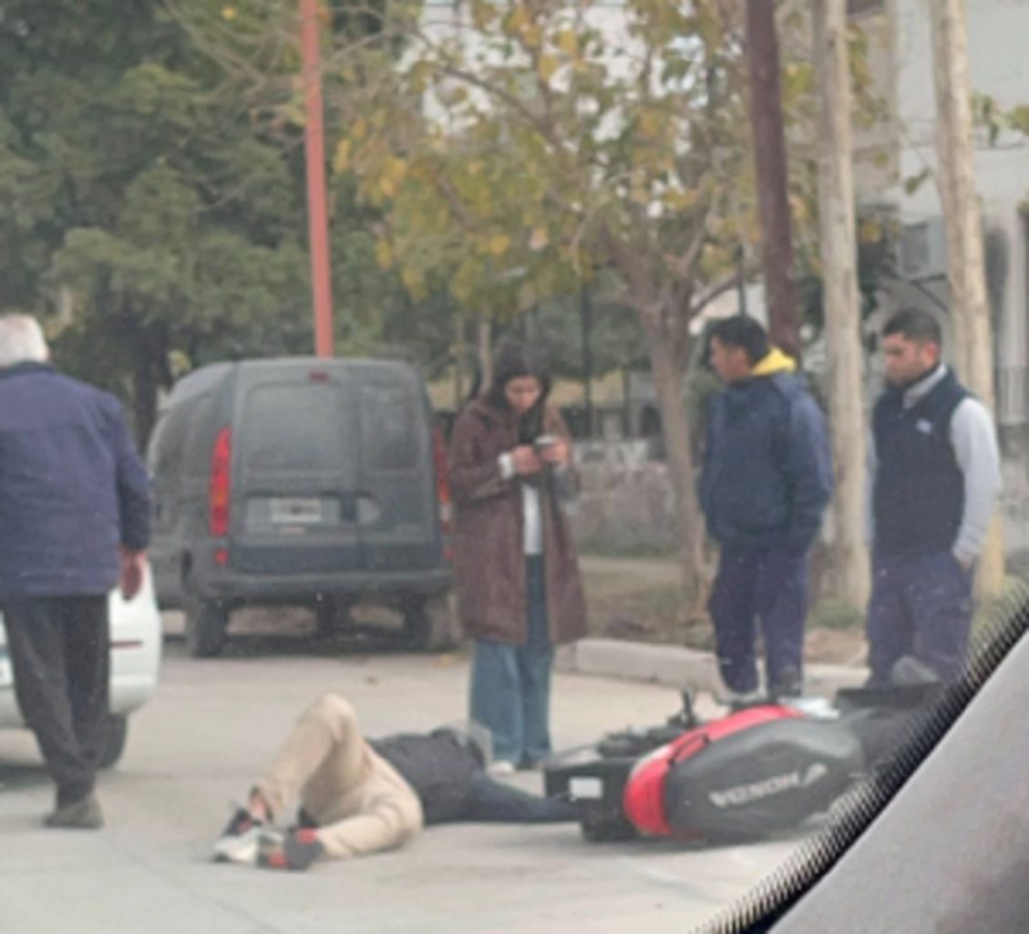 Aparatoso accidente vial entre un motociclista y un taxista a la altura de Andes y Colón