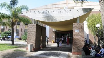 Bebé pelea por su vida tras ser hallado en un balde con lavandina