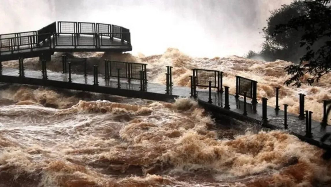 VIDEO: Terribles imágenes de las Cataratas del Iguazú bajo agua confundieron a turistas