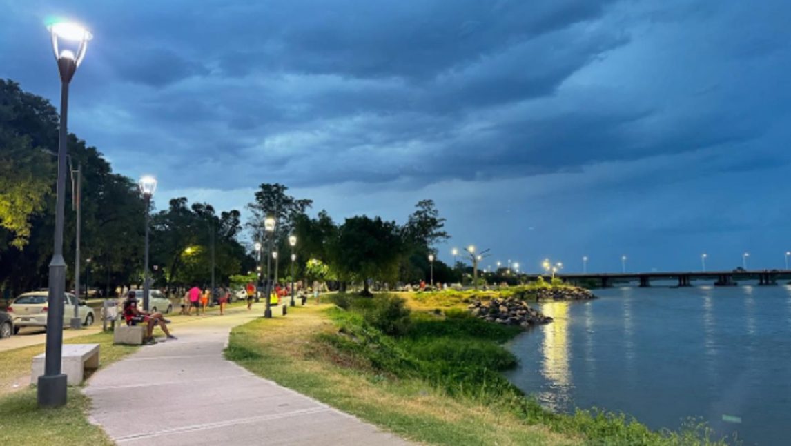 Fingieron solidaridad con una mujer desvalida y la llevaron hasta la Costanera para abusar sexualmente de ella
