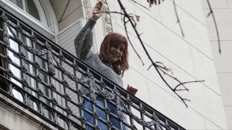 La Cámpora alentó a Cristina Kirchner tras la polémica por el video que la mostraba llegando al departamento