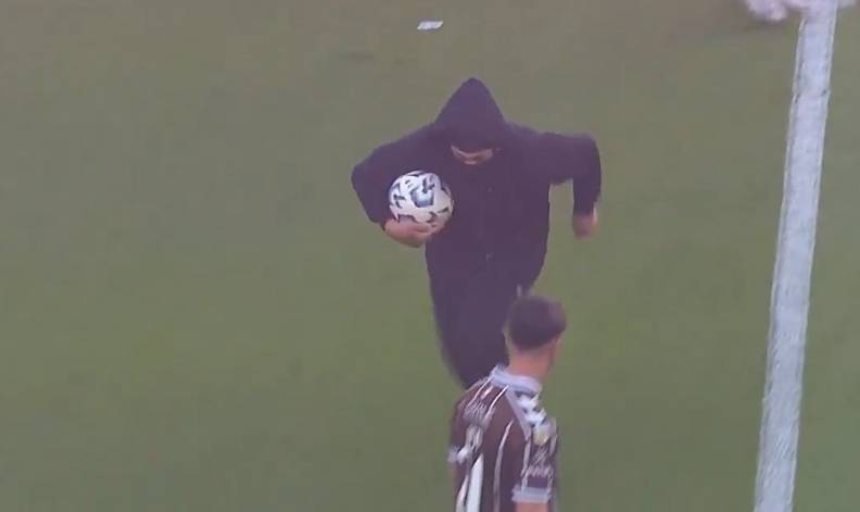 Un encapuchado se robó la pelota de la final y generó confusión en el estadio Único Madre de Ciudades