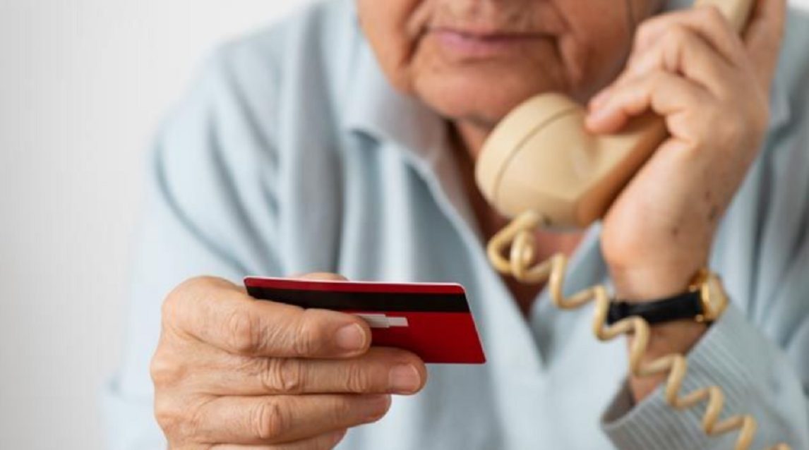 Una mujer se hizo pasar por empleada del Banco Nación y estafó a un jubilado por $1.000.000