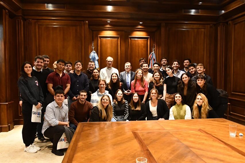 Zamora se reunió con jesuitas dedicados a la formación de líderes políticos con valores democráticos