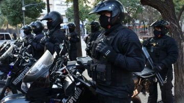 Buscan intensamente a Bum Bum Suárez que dañó un auto y se robó ropa y zapatillas