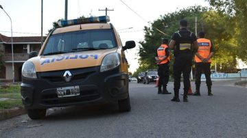 “Oreja” se topó con un operativo policial, arrojó la moto destartalada y escapó saltando tapias