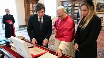 El papa León XIV le confirmó al presidente Milei que visitará Argentina