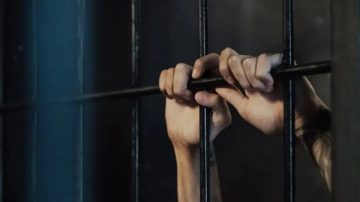 Extraña “bienvenida” a un preso: lo mandaron a bañarse y lo golpearon