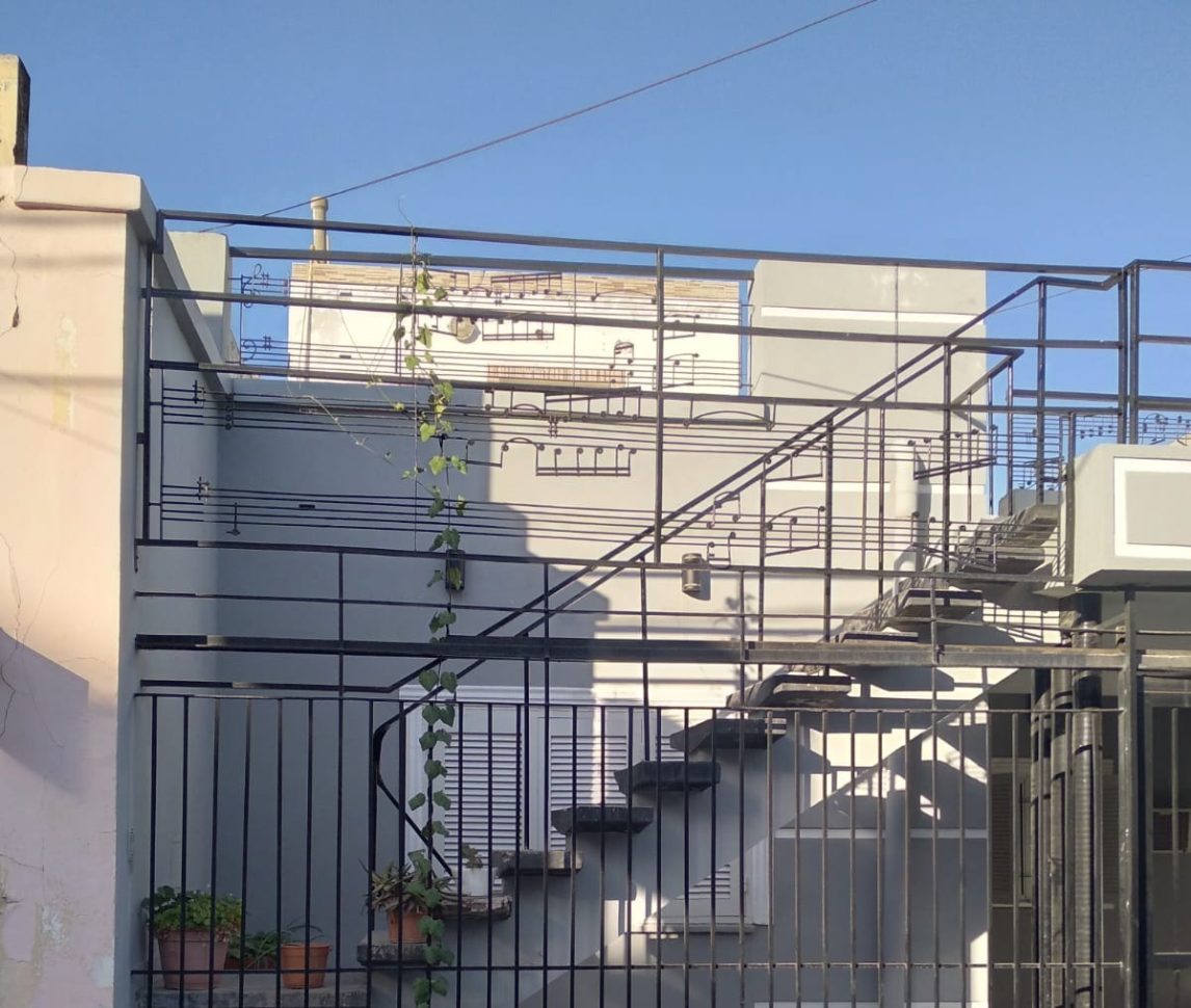 B° Alberdi: Qué canción esconde la particular reja de una casa