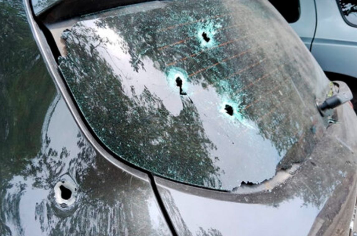 B° Sarmiento: atacaron a tiros un auto con una menor adentro con intenciones de robarles