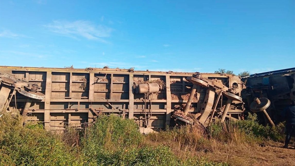 Susto en Icaño: un tren cargado con soja se salió de las vías
