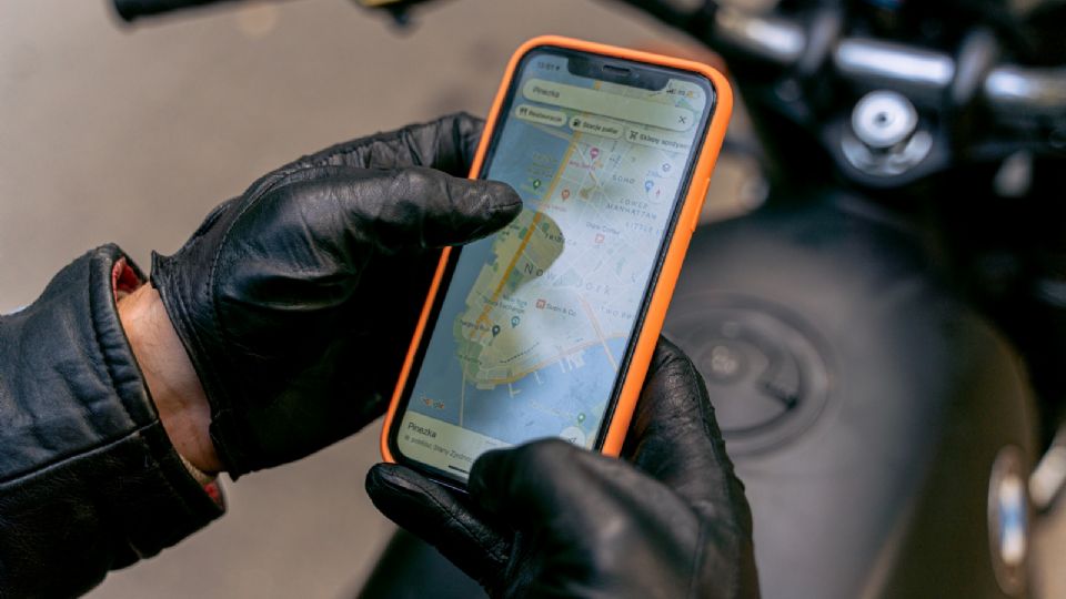 Entre 15 y 20 personas increparon y amenazaron a un Uber moto para robarle