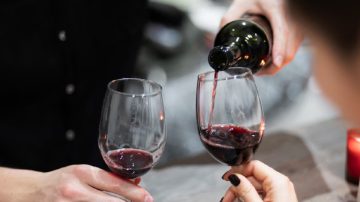 Brutal ataque: Se negó a darle vino a un “colado” en un cumpleaños y le rompió el 40% del cráneo