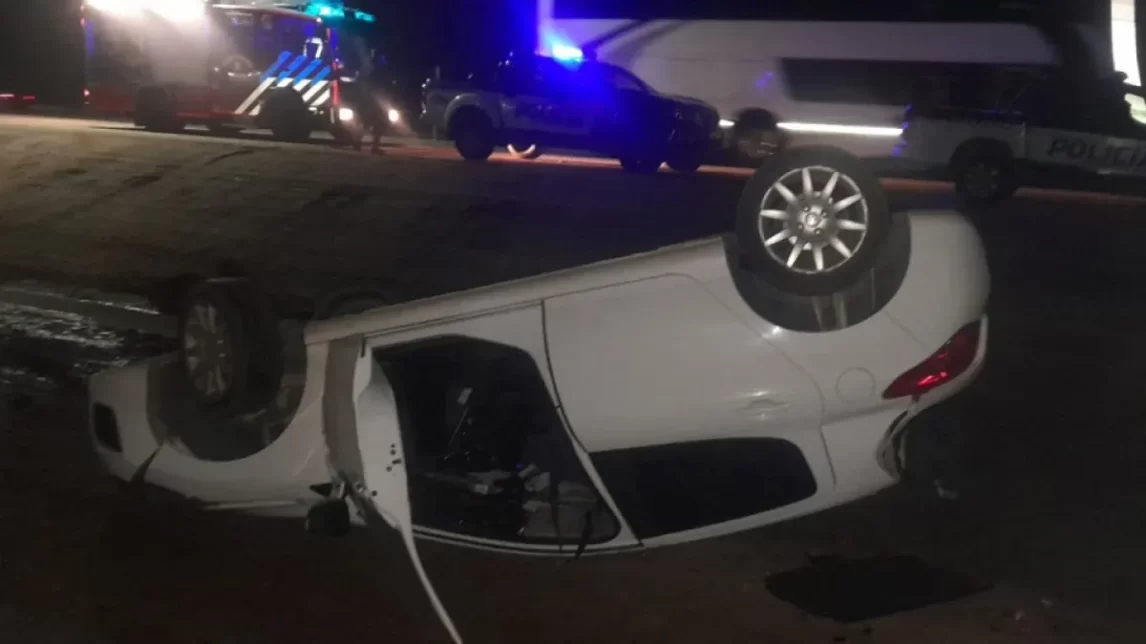 Alcoholizado al volante chocó un cantero y volcó en la Plaza Libertad